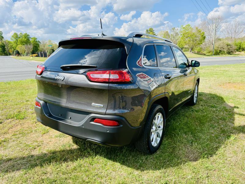 Used 2017 Jeep Cherokee Latitude w/ Safety/Convenience Group FWD image 4