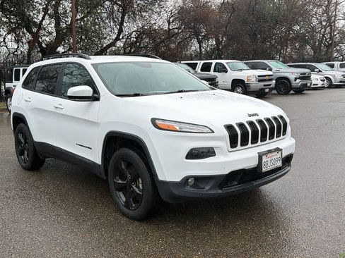 Used 2018 Jeep Cherokee Latitude w/ Altitude Package image 3