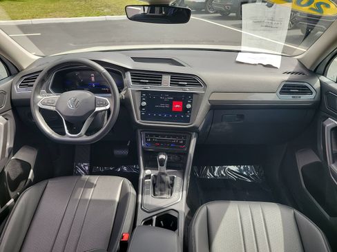 Used 2023 Volkswagen Tiguan SE FWD image 12