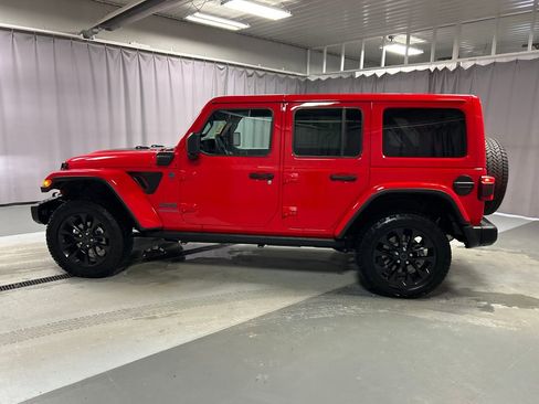 Used 2025 Jeep Wrangler Unlimited Sahara AWD/4WD image 4