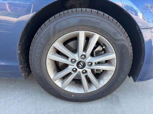 Used 2017 Hyundai Sonata SE w/ Cargo Package FWD image 3