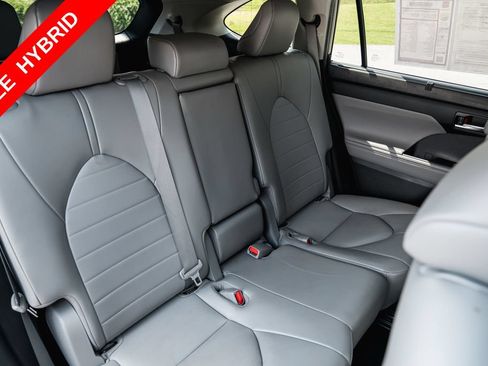Used 2022 Toyota Highlander XLE FWD image 26
