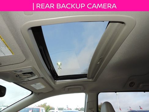 Used 2019 Toyota Sienna XLE w/ XLE Navigation Package FWD image 14