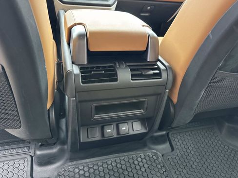 Used 2024 Land Rover Defender 110 S image 17