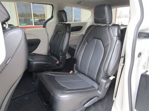 Used 2023 Chrysler Pacifica Touring-L FWD image 13