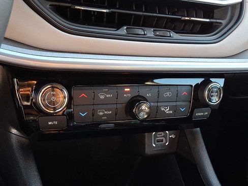 Certified 2025 Jeep Compass Limited AWD/4WD image 16