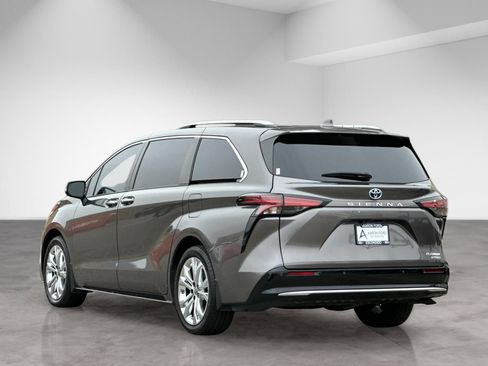 Used 2023 Toyota Sienna Platinum FWD image 4
