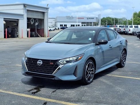 Used 2025 Nissan Sentra SR w/ SR Premium Package FWD image 2