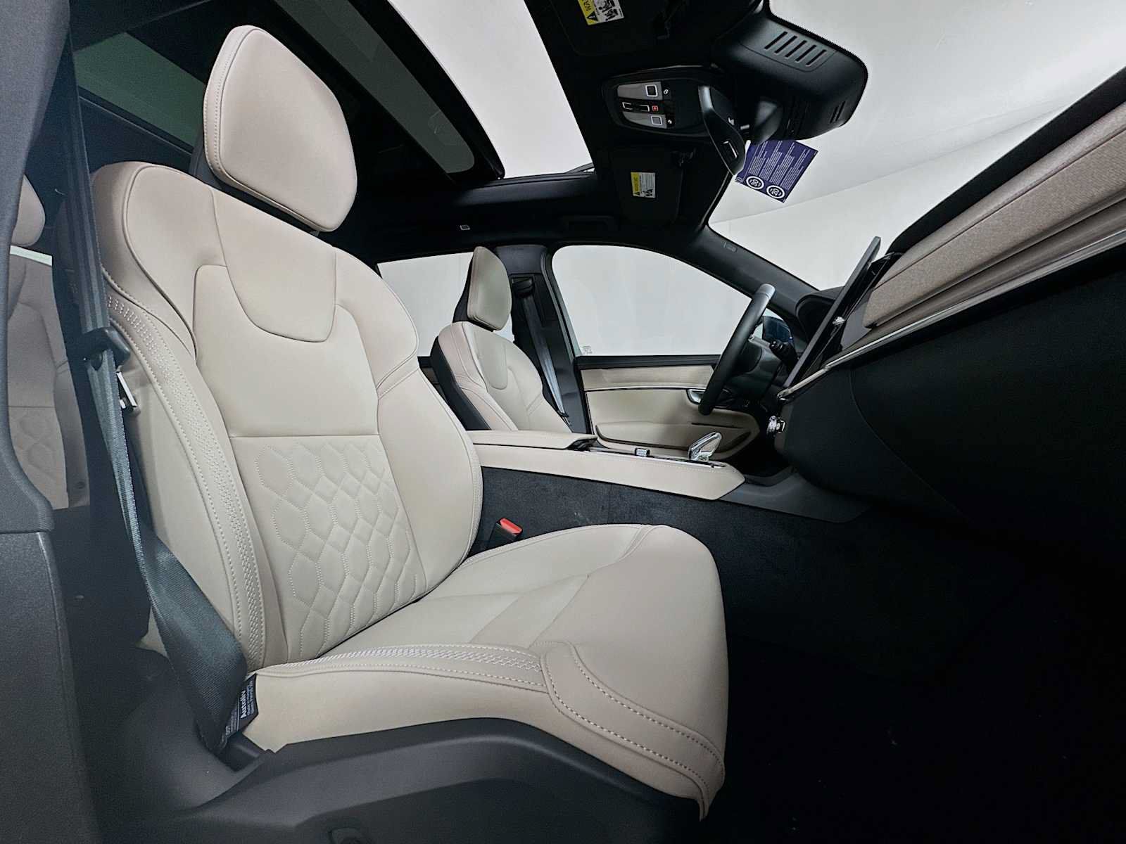 New 2026 Volvo XC90 T8 Plus w/ Protection Package Premier AWD/4WD image 27