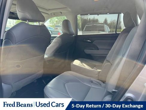 Used 2022 Toyota Highlander XLE AWD/4WD image 19