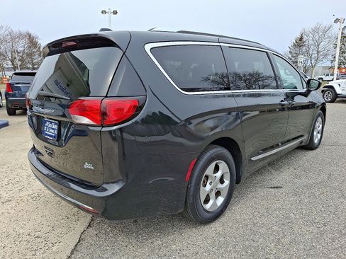 Used 2017 Chrysler Pacifica Touring-L Plus image 6