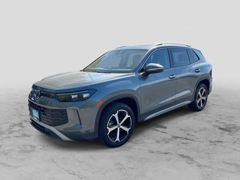 Used 2025 Volkswagen Tiguan SE AWD/4WD image 1