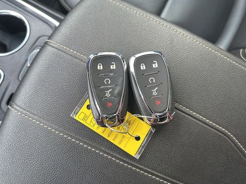 Used 2023 Chevrolet Traverse LT image 11