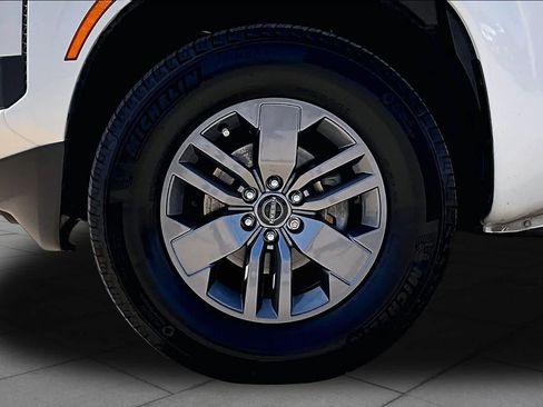 Certified 2025 Nissan Frontier SV RWD image 17