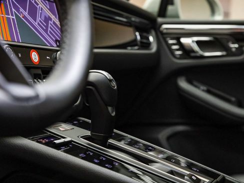 Used 2025 Porsche Macan image 28