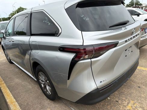 Used 2025 Toyota Sienna LE FWD image 4