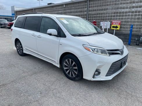 Used 2019 Toyota Sienna XLE image 2