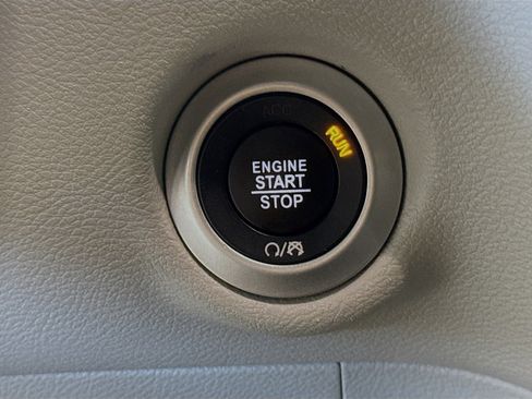 Used 2023 Chrysler Pacifica Touring-L image 21