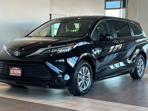 Certified 2023 Toyota Sienna LE image 8