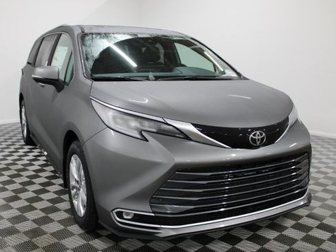 New 2026 Toyota Sienna Limited image 3