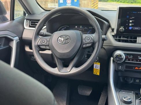 Used 2025 Toyota RAV4 LE AWD/4WD image 17
