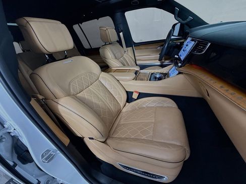 Used 2023 Jeep Grand Wagoneer Series III image 30