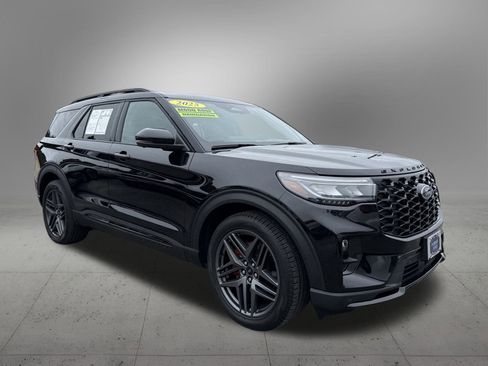 Used 2025 Ford Explorer ST image 6