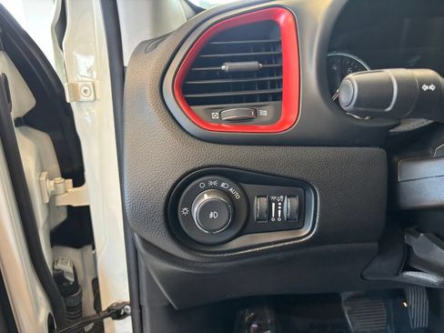 Used 2022 Jeep Renegade Trailhawk AWD/4WD image 16