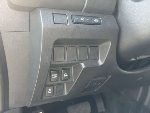 Used 2024 Nissan Frontier SV image 9