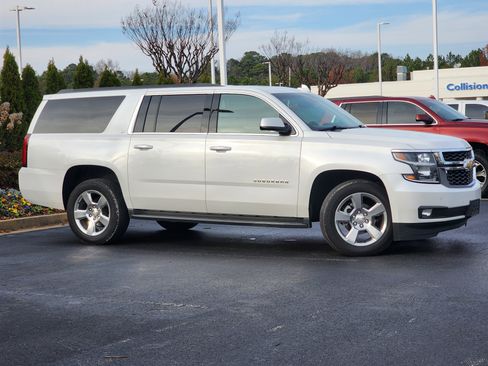 Used 2016 Chevrolet Suburban LT image 3