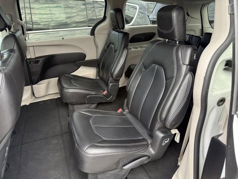 Used 2023 Chrysler Pacifica Touring-L image 13