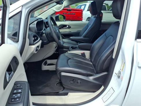 Used 2024 Chrysler Pacifica Touring-L FWD image 11