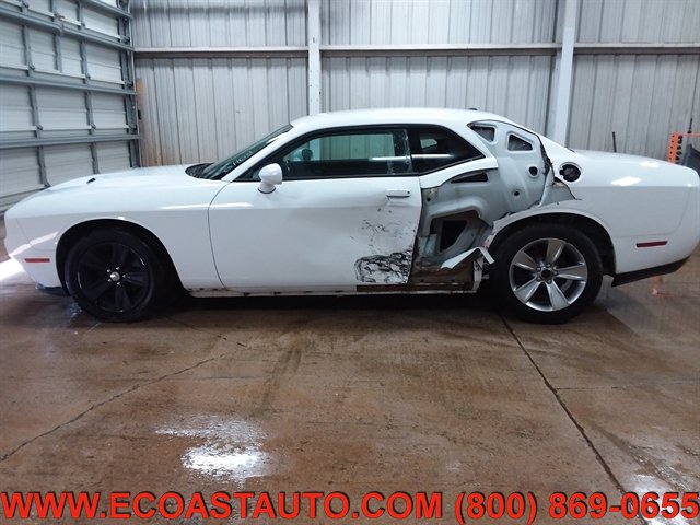 Used 2016 Dodge Challenger SXT RWD image 3