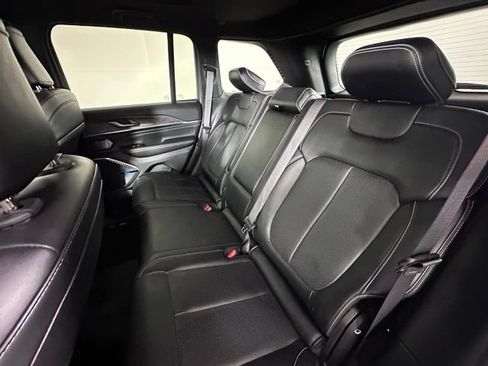 Used 2022 Jeep Grand Cherokee Overland AWD/4WD image 16