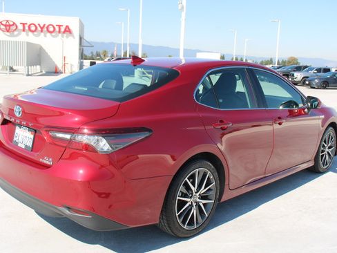 Used 2021 Toyota Camry XLE w/ Navigation Upgrade Package image 3