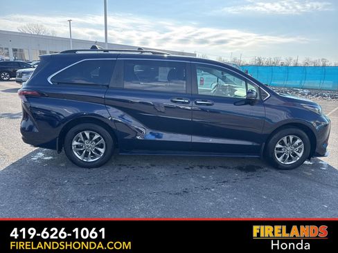 Used 2024 Toyota Sienna XLE image 6