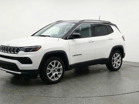 Used 2025 Jeep Compass Limited AWD/4WD image 3