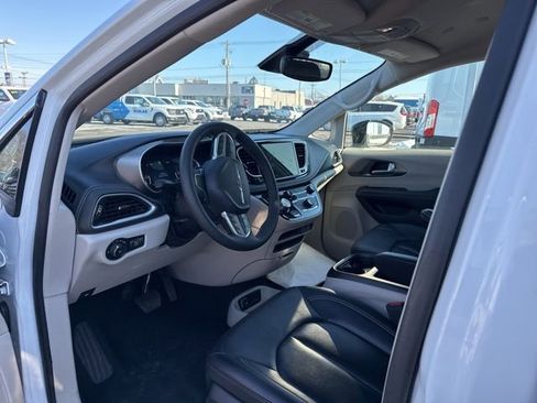 Used 2024 Chrysler Pacifica Select image 8