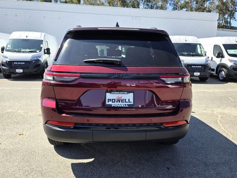 New 2025 Jeep Grand Cherokee Altitude image 4