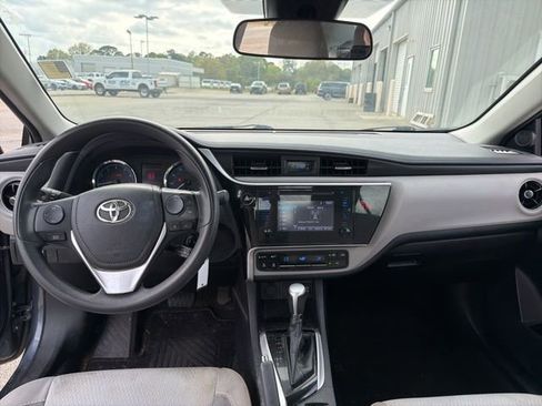 Used 2018 Toyota Corolla LE image 11