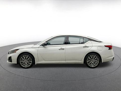 Used 2025 Nissan Altima 2.5 SV FWD image 4