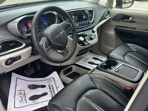 Used 2023 Chrysler Pacifica Touring-L image 15