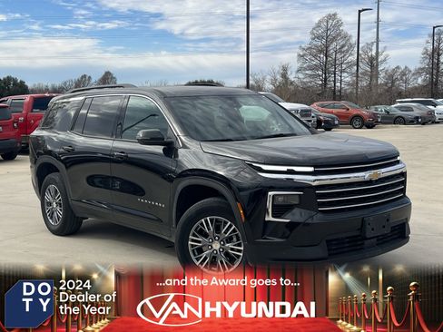 Used 2025 Chevrolet Traverse LT image 1