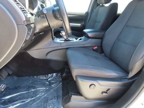 Used 2018 Jeep Grand Cherokee Laredo AWD/4WD image 12