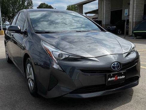 Used 2017 Toyota Prius Four FWD image 3