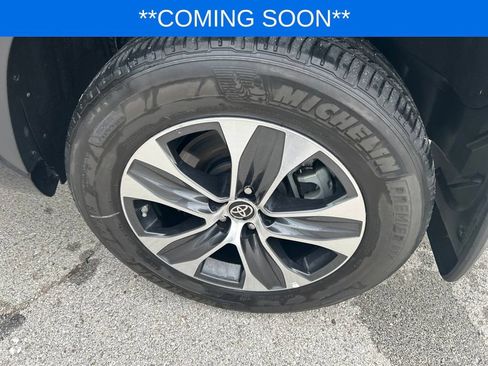 Used 2022 Toyota Highlander XLE AWD/4WD image 18
