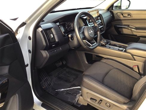 Used 2024 Nissan Pathfinder SV image 9