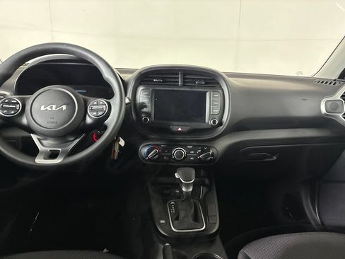 Used 2025 Kia Soul LX w/ LX Technology Package FWD image 24