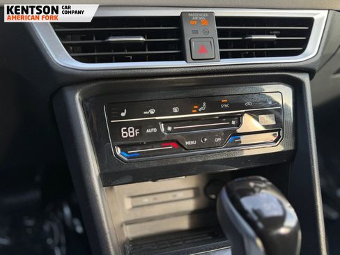 Used 2025 Volkswagen Taos SE image 29