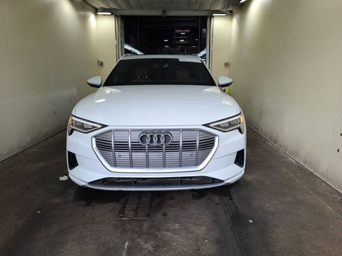 Used 2022 Audi e-tron Premium Plus w/ Premium Plus Package image 2